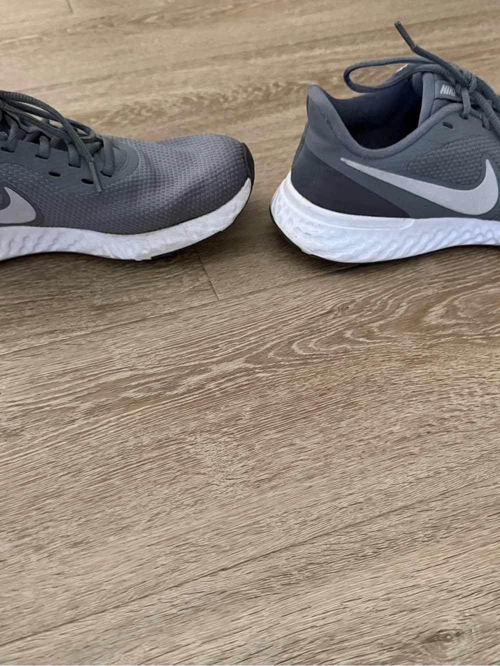 Nike Men's Lightweight Grey Athletic Sneakers size 9.5